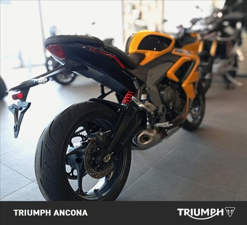 TRIUMPH Daytona 660 Cosmic Yellow / Sapphire Black dep.A2 Abs
